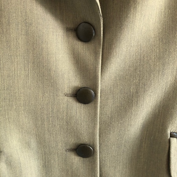 Not available til April
Very classy Ladies Blazer - Picture 4 of 7